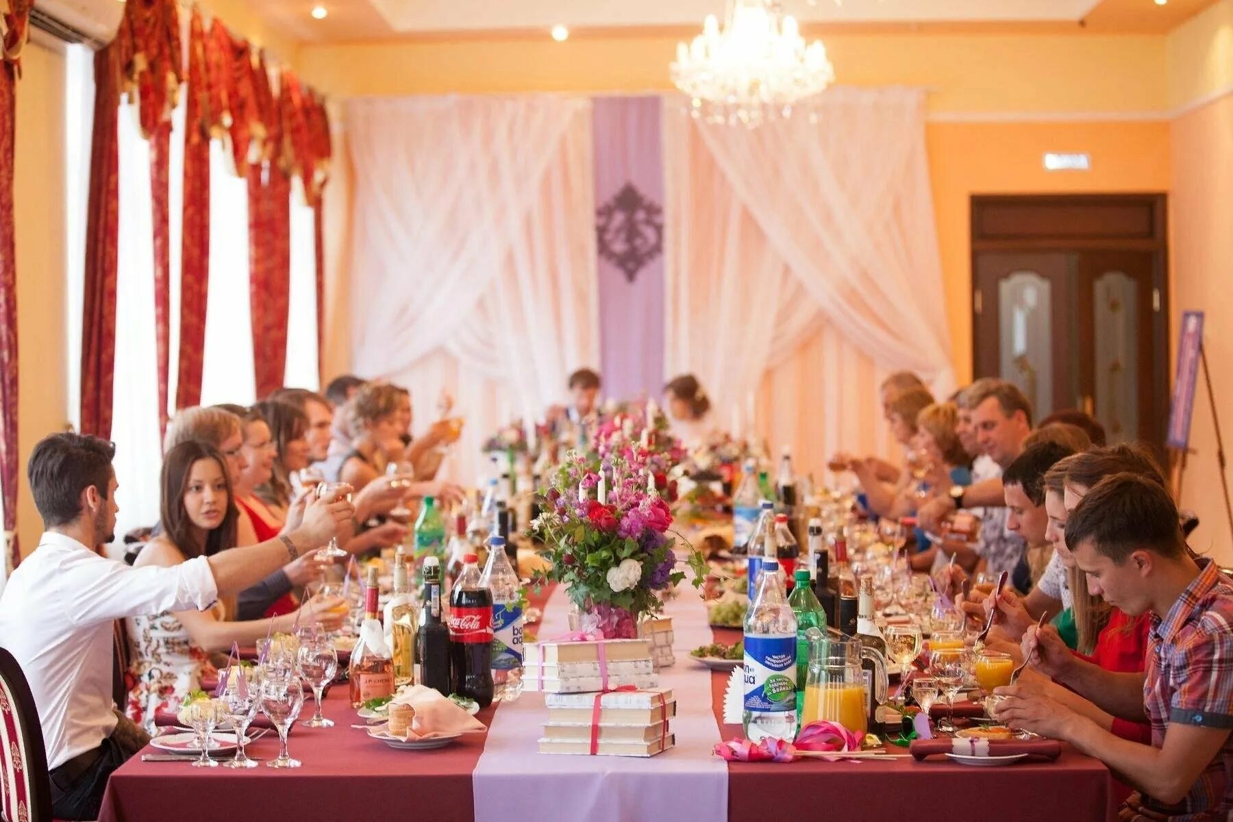 Сколько празднуют свадьбу в россии. Ресторан эффект Тольятти. Праздничное застолье. Свадебное застолье. Свадьба застолье.