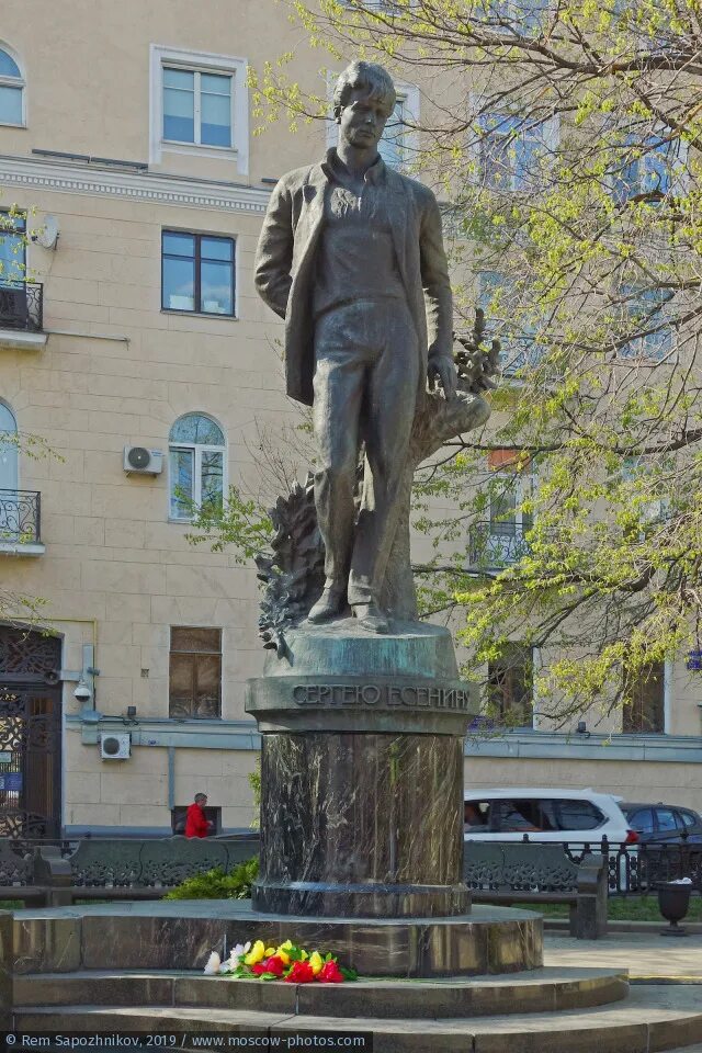 Памятник есенину на тверском. Памятник сергею есенину в москве на тверском бульваре. памятник есенина в москве. памятник есенину на тверском бульваре памятники москвы. новый памятник есенину в москве на тверском бульваре.