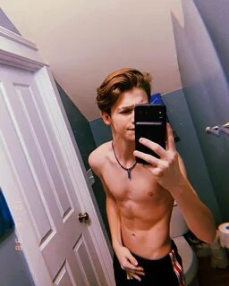 Пейтон Мурмайер без футболки и штанов - фото изображения 