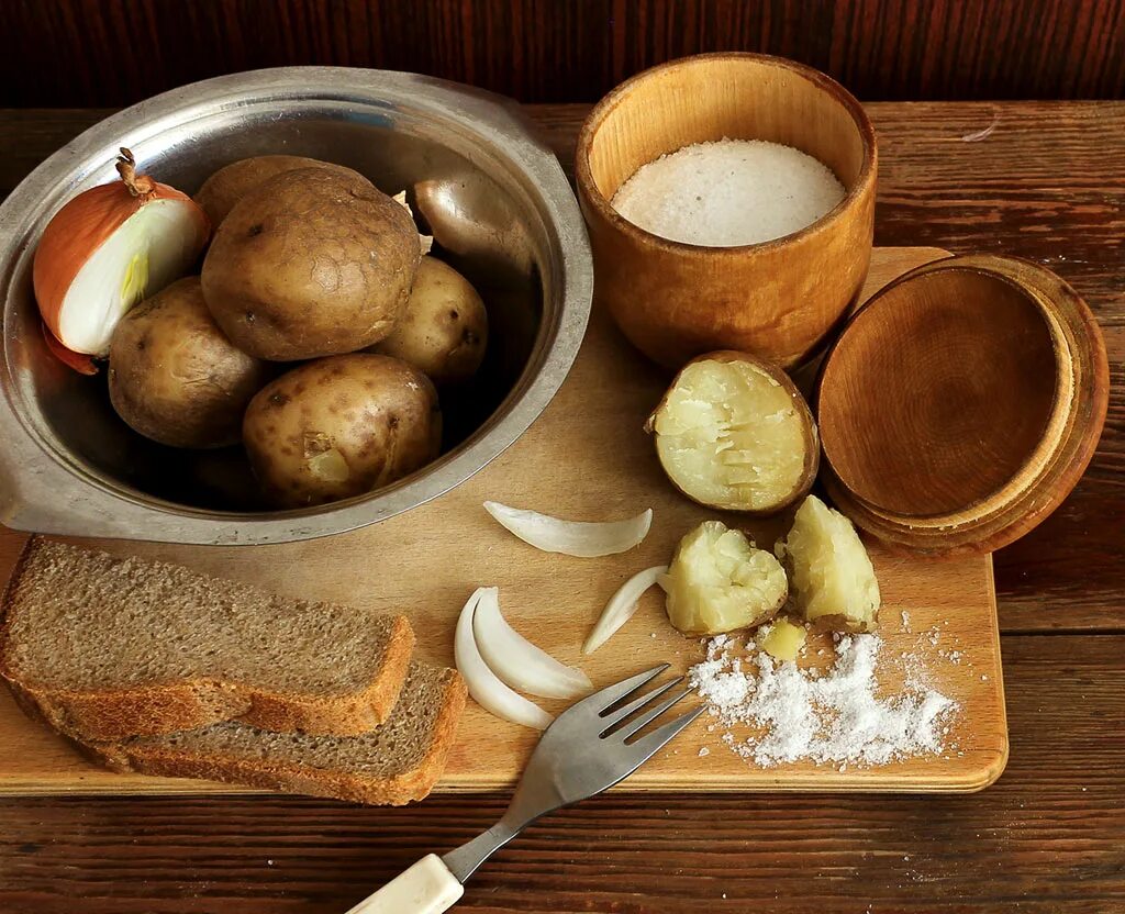 Натюрморт с хлебом и яйцами. Простая еда простая жизнь. Натюрморт с картошкой. Завтрак в поле. Чугунок с картошкой в мундире.