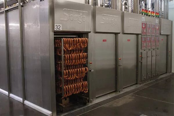 Обработка колбасных изделий. Колбасное производство. Обработка колбасных изделий. Колбаса в колбасном цеху. Аппаратчик термической обработки мясопродуктов.