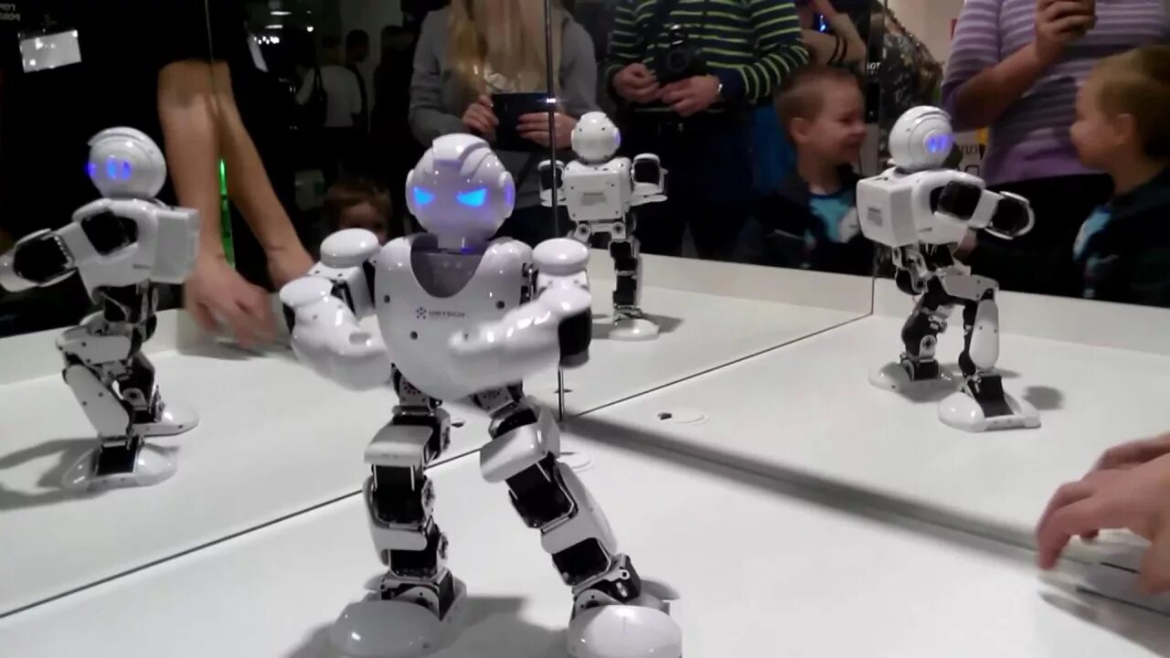 Город роботов. Выставка робототехники. Выставка роботов на ВДНХ. Испанский робот выставка роботов. Выставка роботов ульяновск