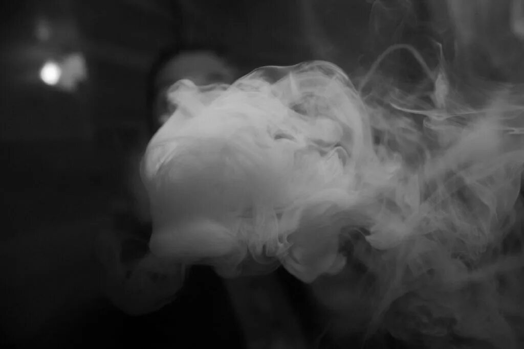 Лицо из дыма. Дым от кальяна. Девушки с дымом от кальяна. Выпускает дым.