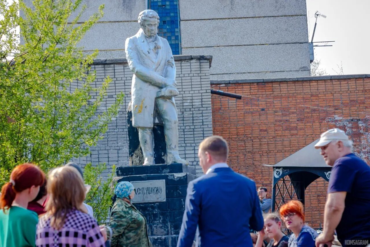 Памятник Пушкину в Комсомольске на Амуре. Мкр Дружба Комсомольск-на-Амуре. Посёлок Дружба Комсомольск на Амуре. Памятник Пушкина Хабаровск.