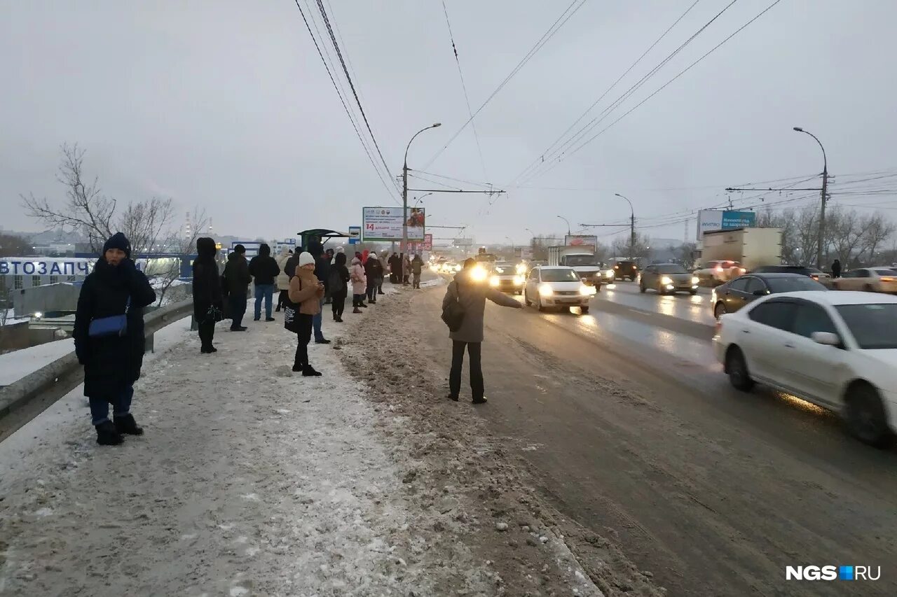 Левый берег что случилось. Что происходит в Новосибирске в данный момент. Транспортный коллапс в деревне. Что сейчас происходит в Новосибирске. НГС авария на Димитровском.