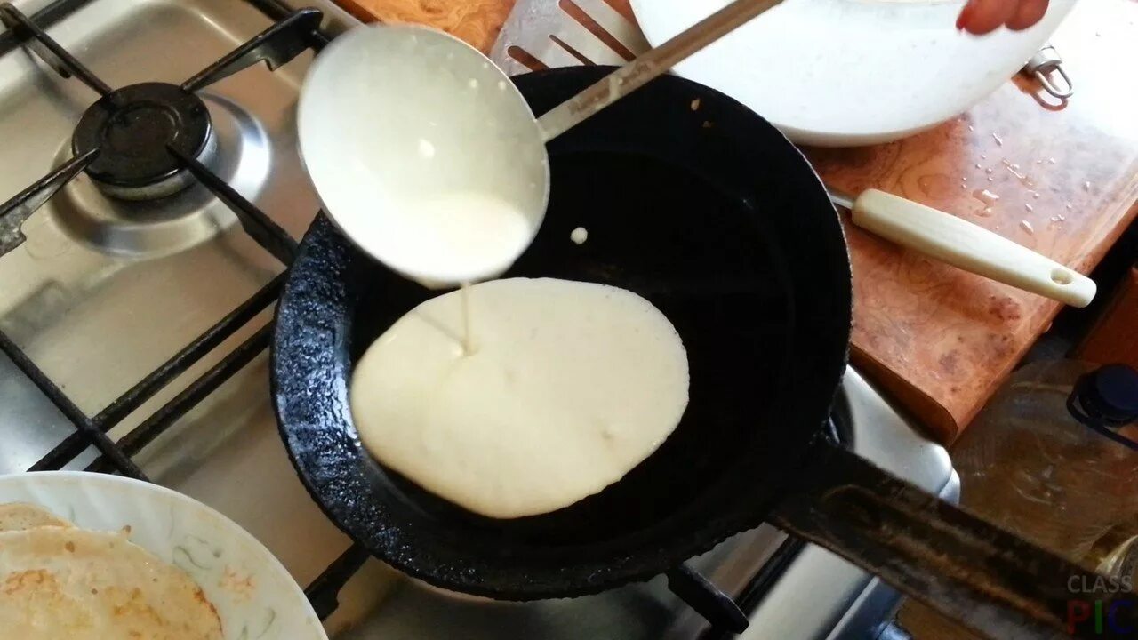 Процесс приготовления блинов. Тесто на сковороде. Наливаем тесто на сковороду. Выпекание блинов. Блинчики на сковороде.