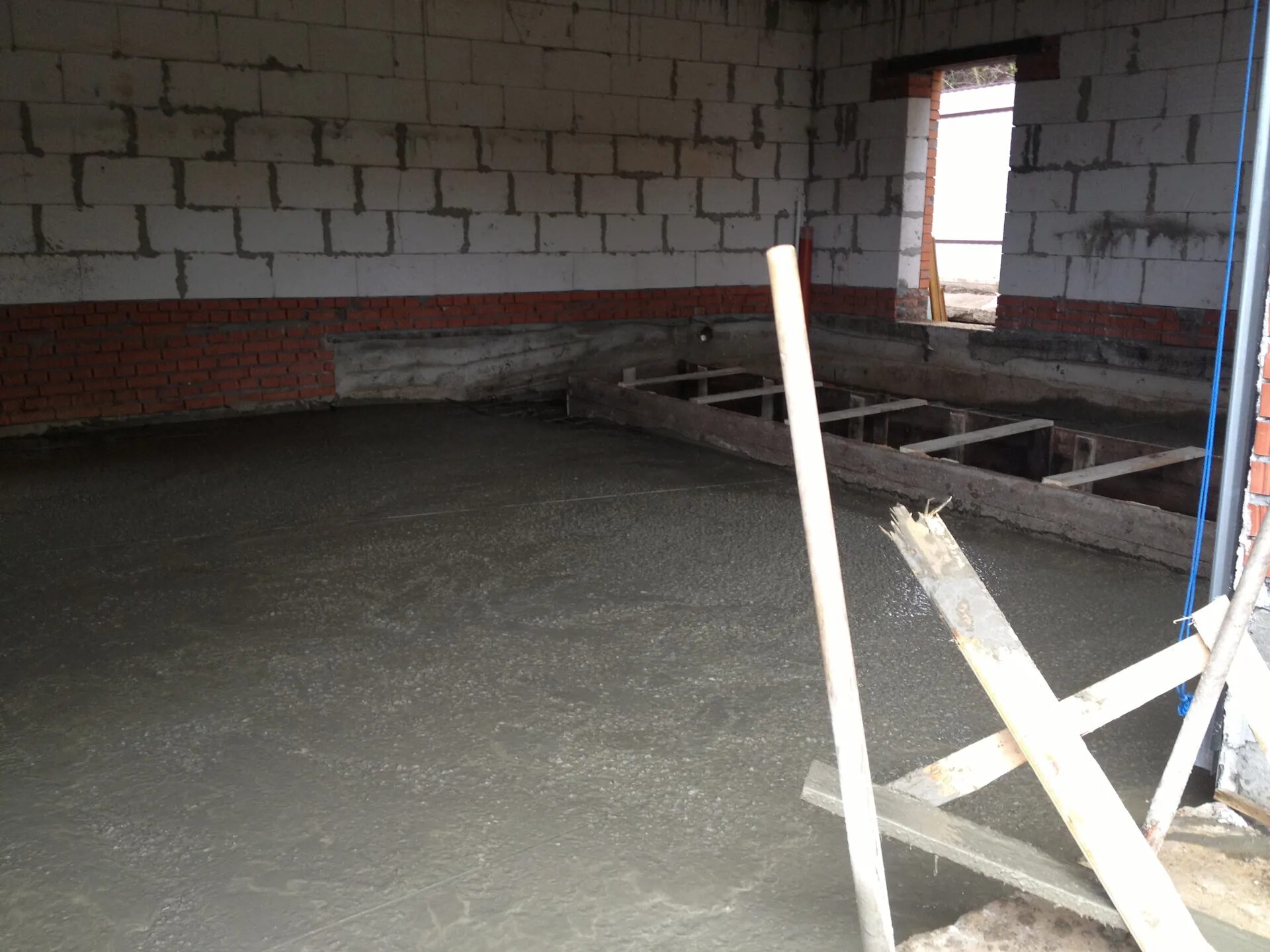 Армированная цементно-песчаная стяжка. Черновая стяжка пола. Черновая стяжка. Черновая стяжка пола в частном доме. Сятдка по гидроизоляции.