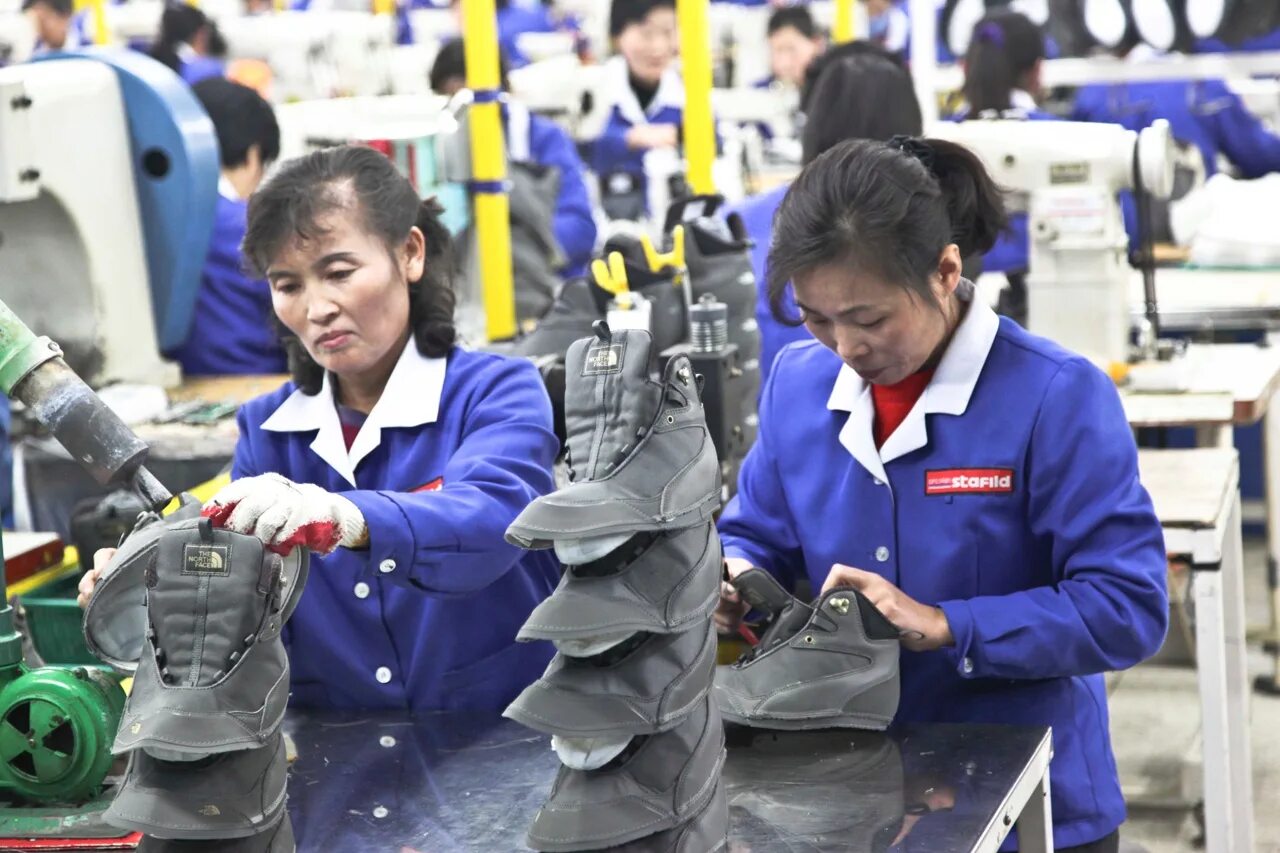 Типичный рабочий. Завод в Южной Корее. Южная Корея рабочие. Текстильная промышленность Южной Кореи. Корейцы на заводе.