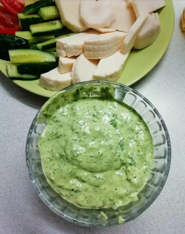 Соус с корнишонами. Соус с солеными огурцами. Ремулад тартар. Соус с огурчиками. Соус тартар.