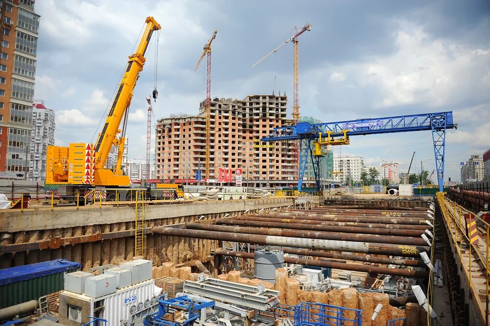 Строительство. Стройка на Ломоносовском проспекте. Кожуховская Москва Сити стройка. Котлован Котельники. Строительные площадки Москвы.