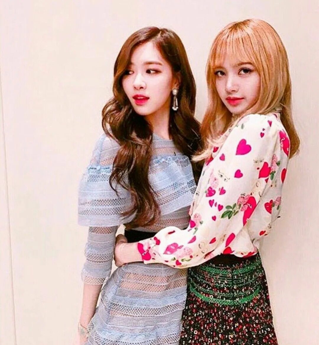 Black pink rose and lisa. Лалиса манобан и розе. Розэ и лиса лучшие друзья. Блэк пинк розе лиса. Lisa and rose blackpink.