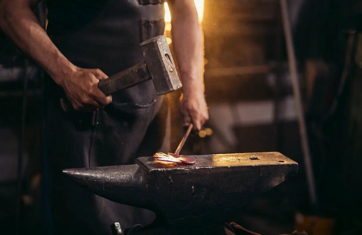 Наковальня. Кузнец огонь наковальня. Кузнец в кузнице. Молот и наковальня 2023. Молот и наковальня 2023.