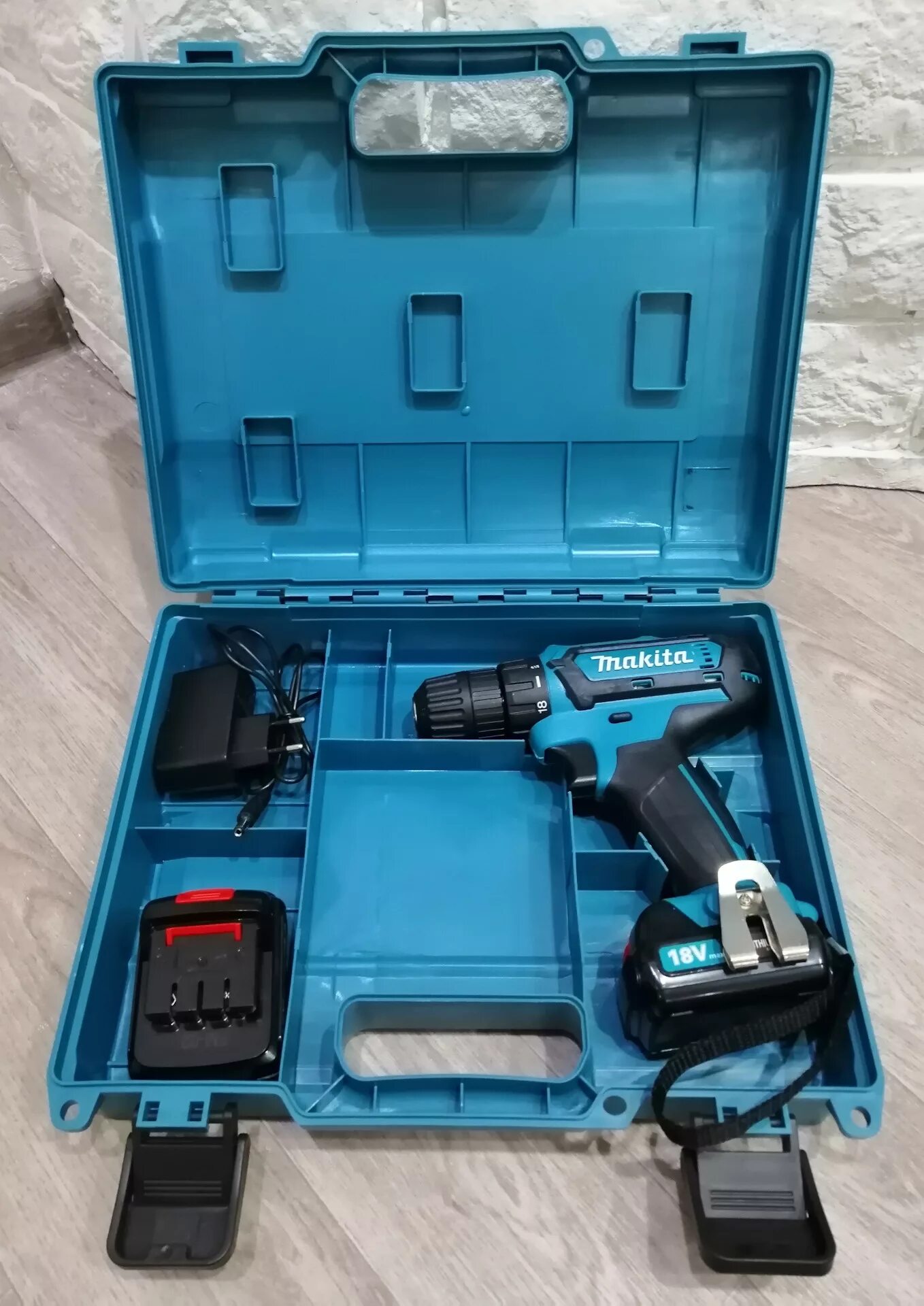 Макита бош купить. Шуруповерт Makita 12v. Электроинструмент Макита бош. Шуруповерт Makita 12v с набором инструмента. Makita 12v линейка.