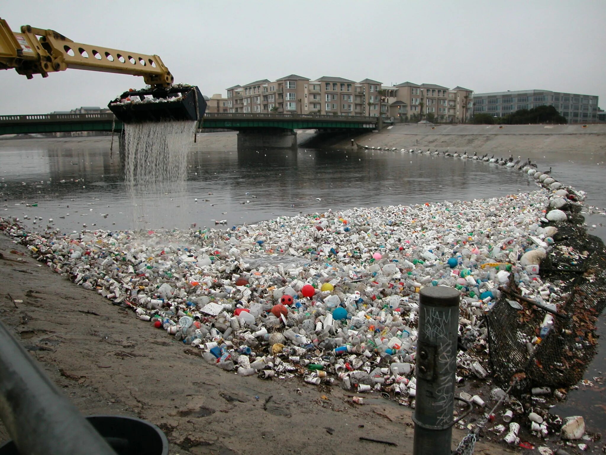 Промышленные отходы в воде