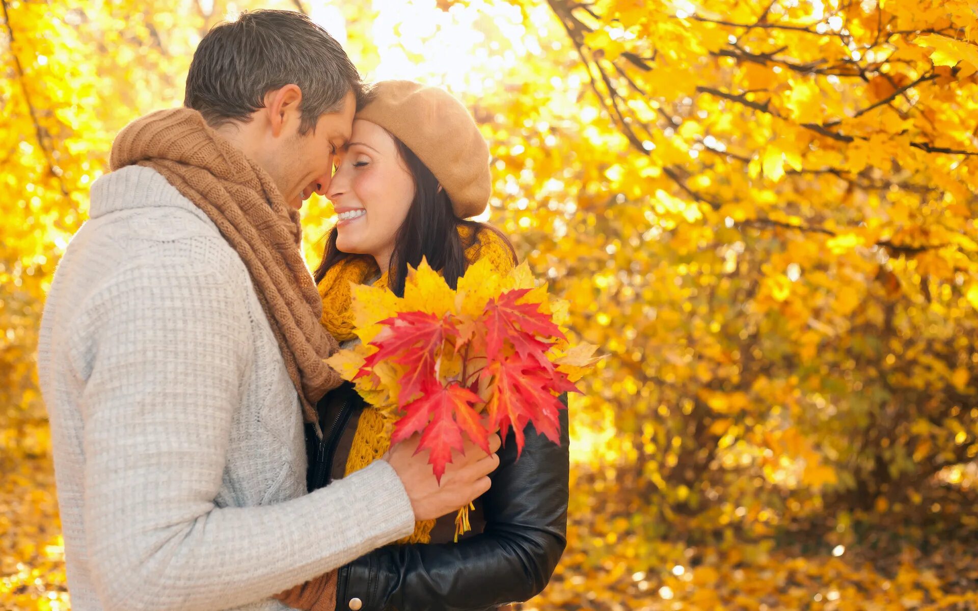 Легко влюбиться песня. Любовь осенью. Осенняя любовь. Осенняя фотосессия для двоих. Осенняя фотосессия пары.