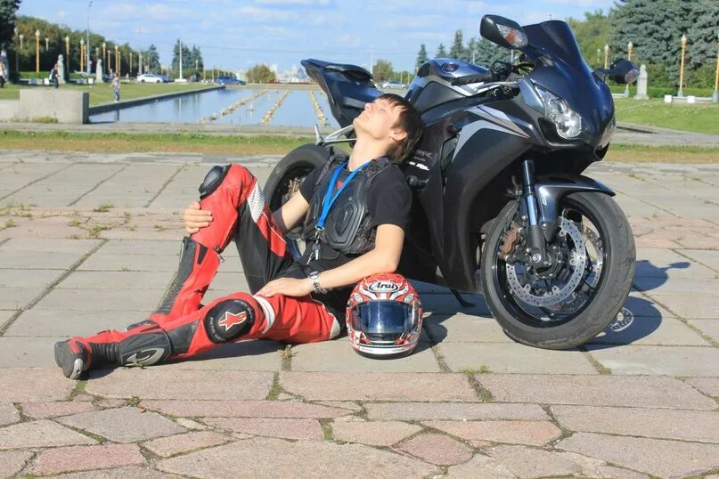 приходят мотоциклист