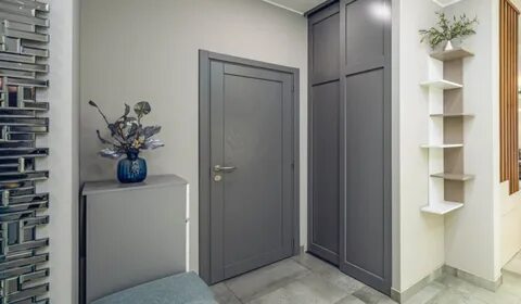 В прихожей стоит
