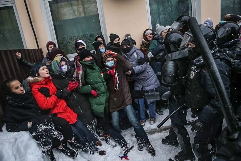 Массовые протесты в России. Молодежь на митинге. ОМОН избивает митингующих в Москве. Митингующие избивают омоновцев. Признание со стороны народа