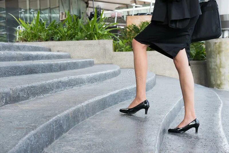 High heels (хай-хиллс). Туфли на босую ногу. Сон ходить в туфлях на каблуках. Женщина в туфлях. Красивая походка девушки.