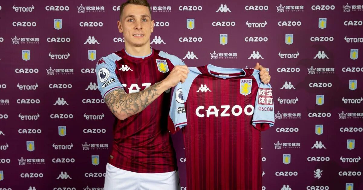 Открывается после замены игрока aston villa