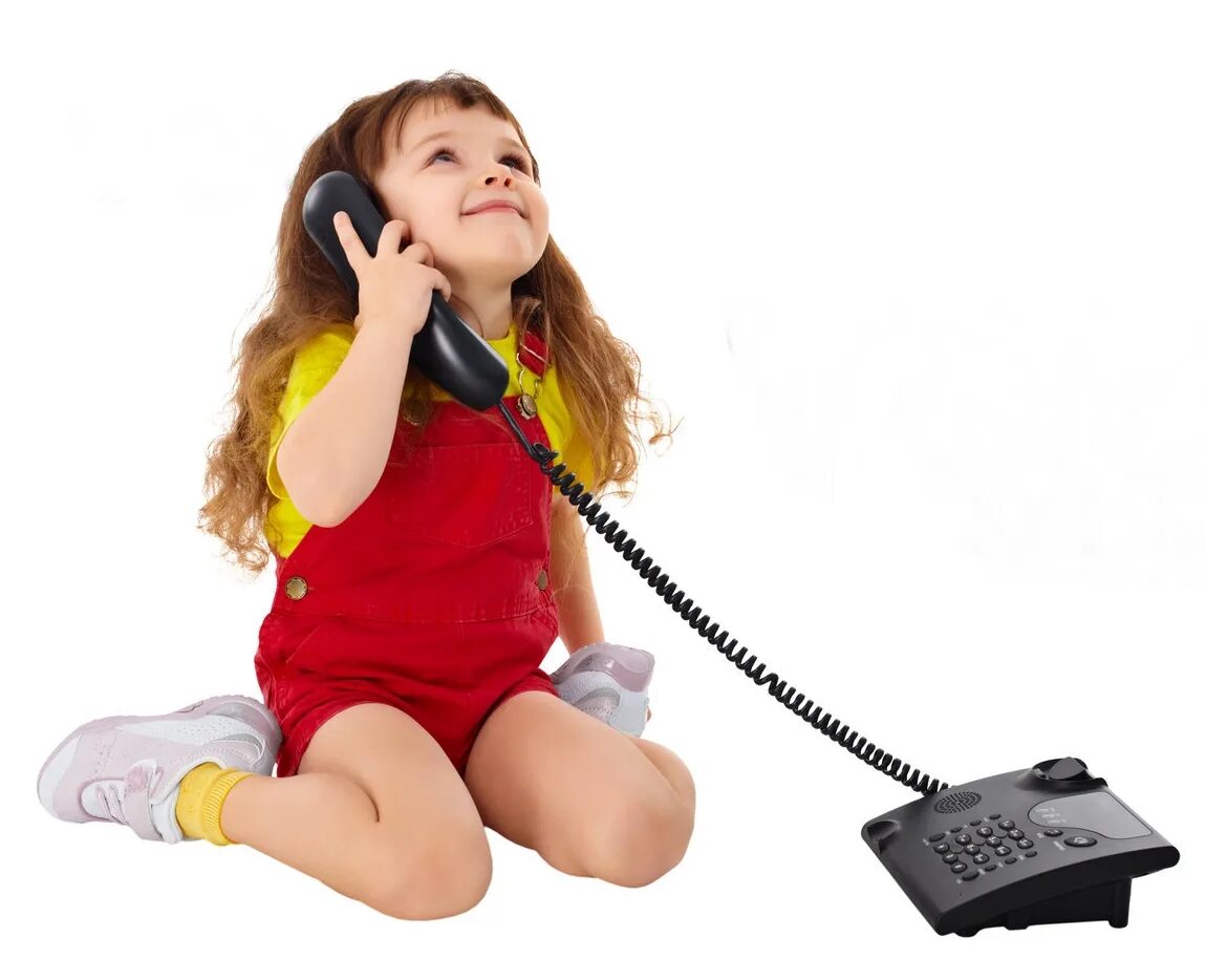 Звонят и говорят алло. Ребенок с телефонной трубкой. Девочка разговаривает по телефону. Девочка с телефоном. Маленькая девочка с телефоном.