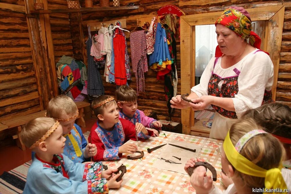 Детский музейный центр Кижи. Этнографический музей русская изба Екатеринбург. Экскурсия в музей русская изба. Музей народных ремесел в детском саду. Уроки народные промыслы