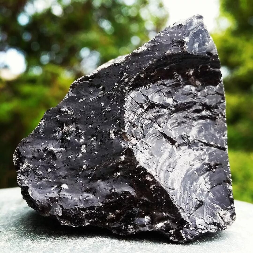 Самый черный минерал. Обсидиан минерал. Иризирующий обсидиан. Андезит обсидиан. Минералы черного обсидиана.