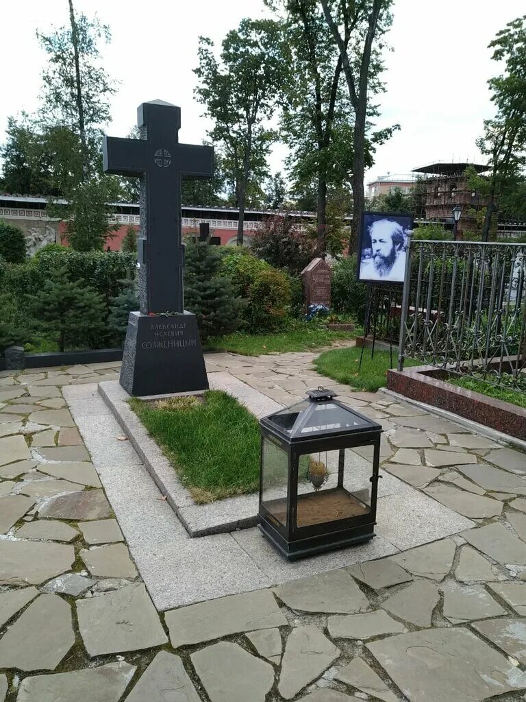 Солженицын похоронен. Могила Солженицына на Донском. Могила Солженицына на Донском кладбище. Могила Солженицына могила Солженицына.