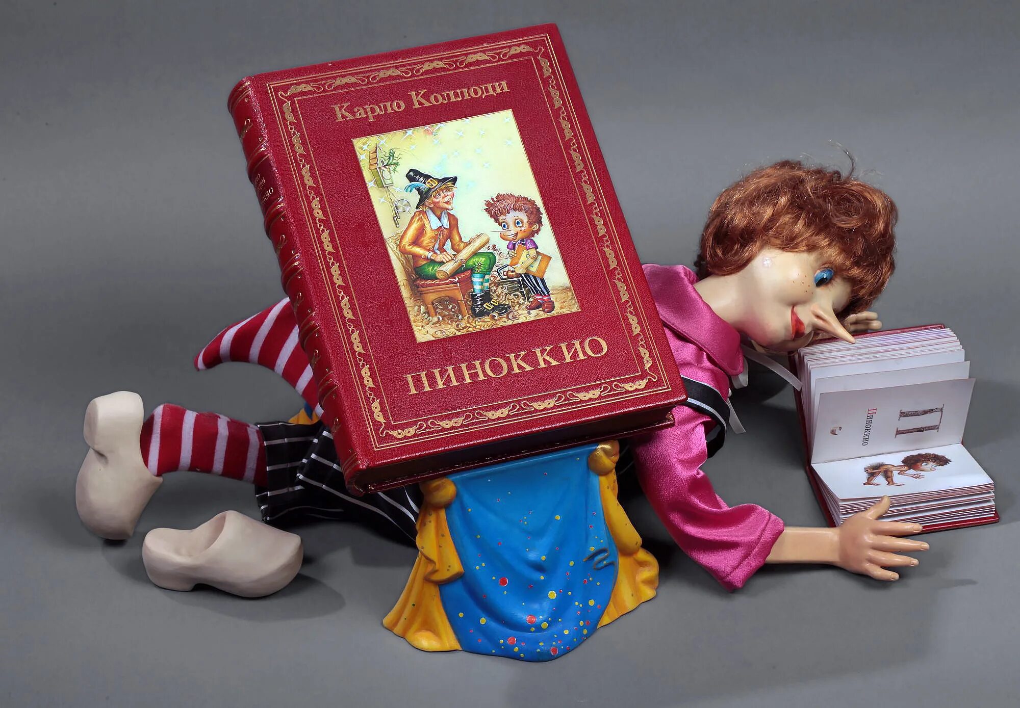 Книга музей 6. Пиноккио Карло. Коллоди к. "Пиноккио". Музей детской книги. Пиноккио продает букварь.