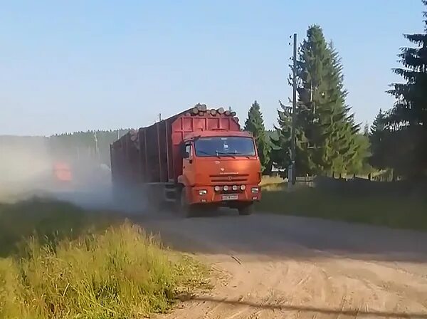 по улице шли лесовозы заляпанные едкой грязью. укажите предложение в котором нужно выделить причастный оборот. по улице шли лесовозы заляпанные едкой грязью. по улице шли лесовозы заляпанные едкой грязью. весенняя грязь.