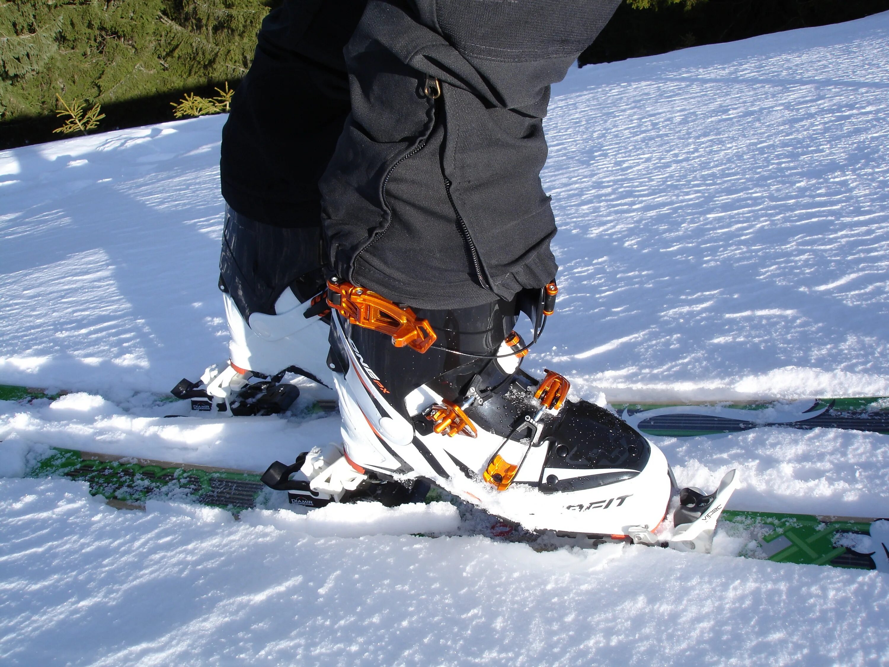 Как ходить на снегоступах. Горнолыжные лыжи и ботинки. Ботинки для горных лыж. Горнолыжные ботинки на ноге. Снегоступы для сноубордистов.