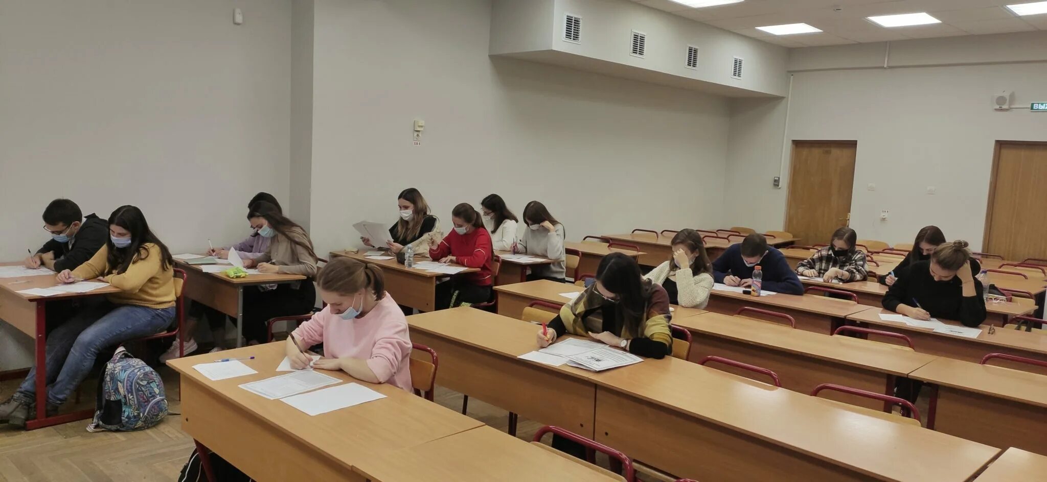 Студент на экзамене. Экзамены в институт иностранных языков. Экзамен фото. Экзамены в институт иностранных языков. Экзамены в институт иностранных языков.