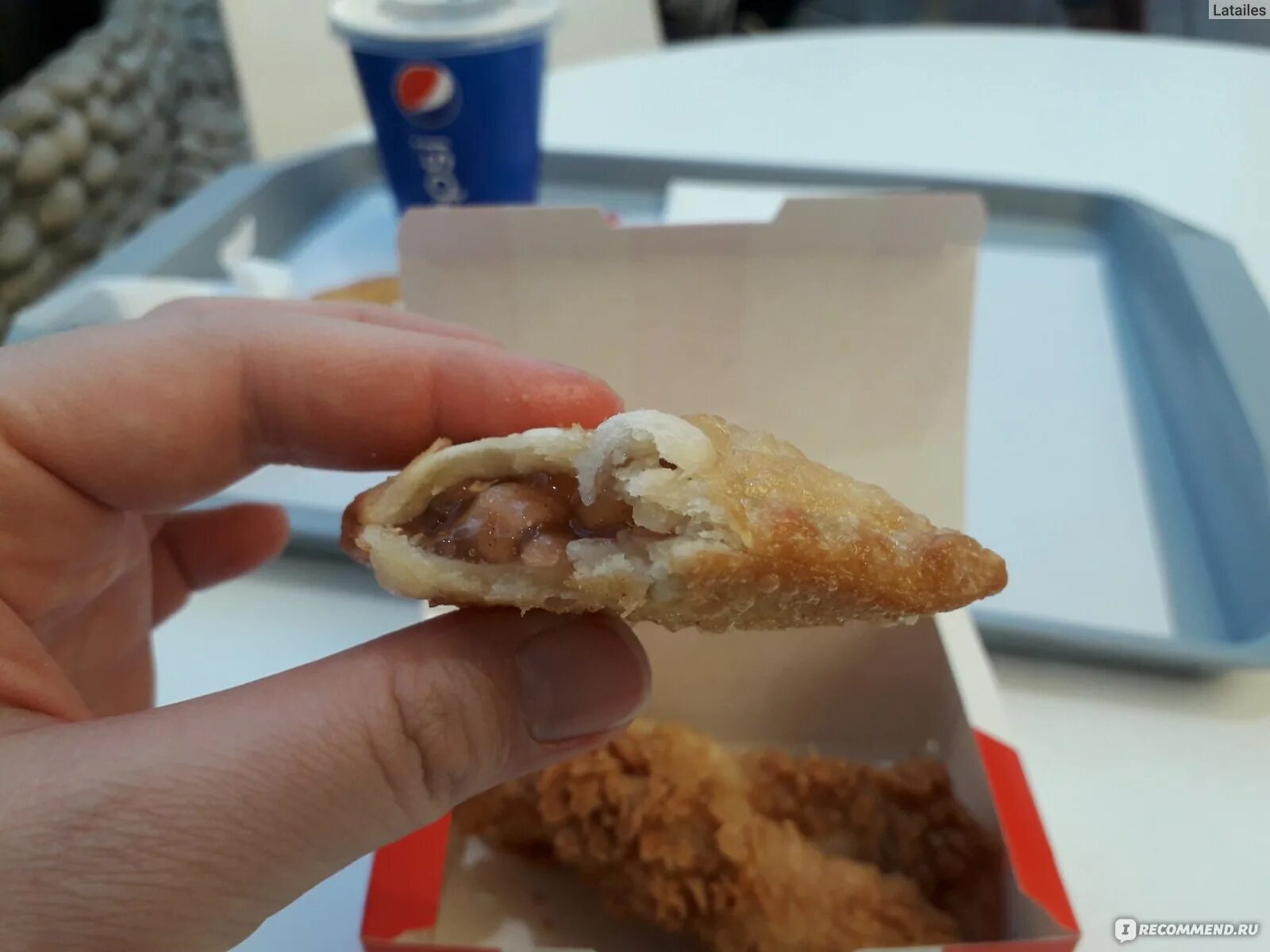 Пирожок kfc. Пирожок с вишней кфс. пирожок из kfc. пирожок крем чиз кфс. пирожок в кфс с клубникой.