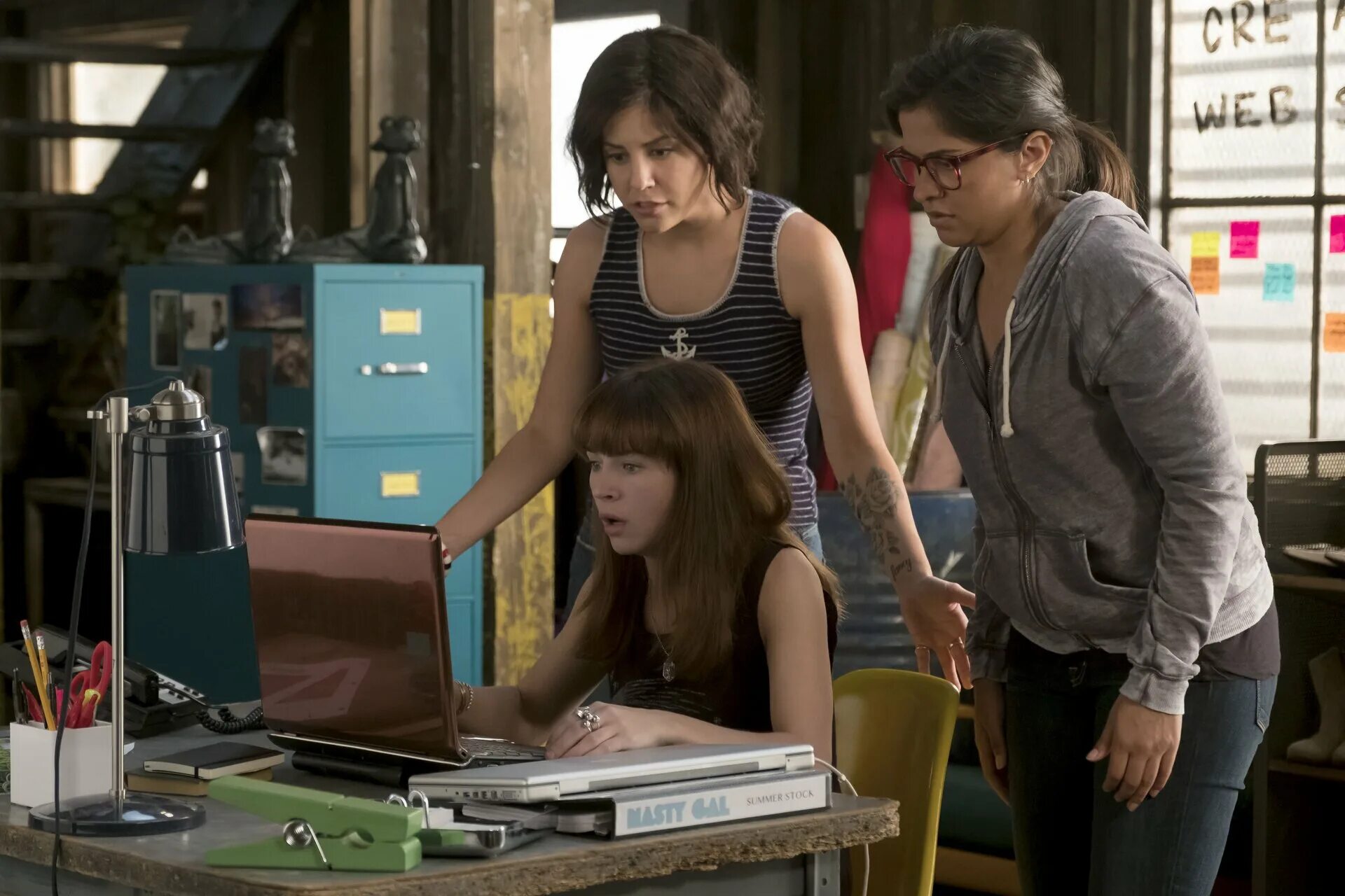 начальница субтитры. начальница субтитры. начальница сериал 2017. начальница сериал нетфликс. герл босс сериал.