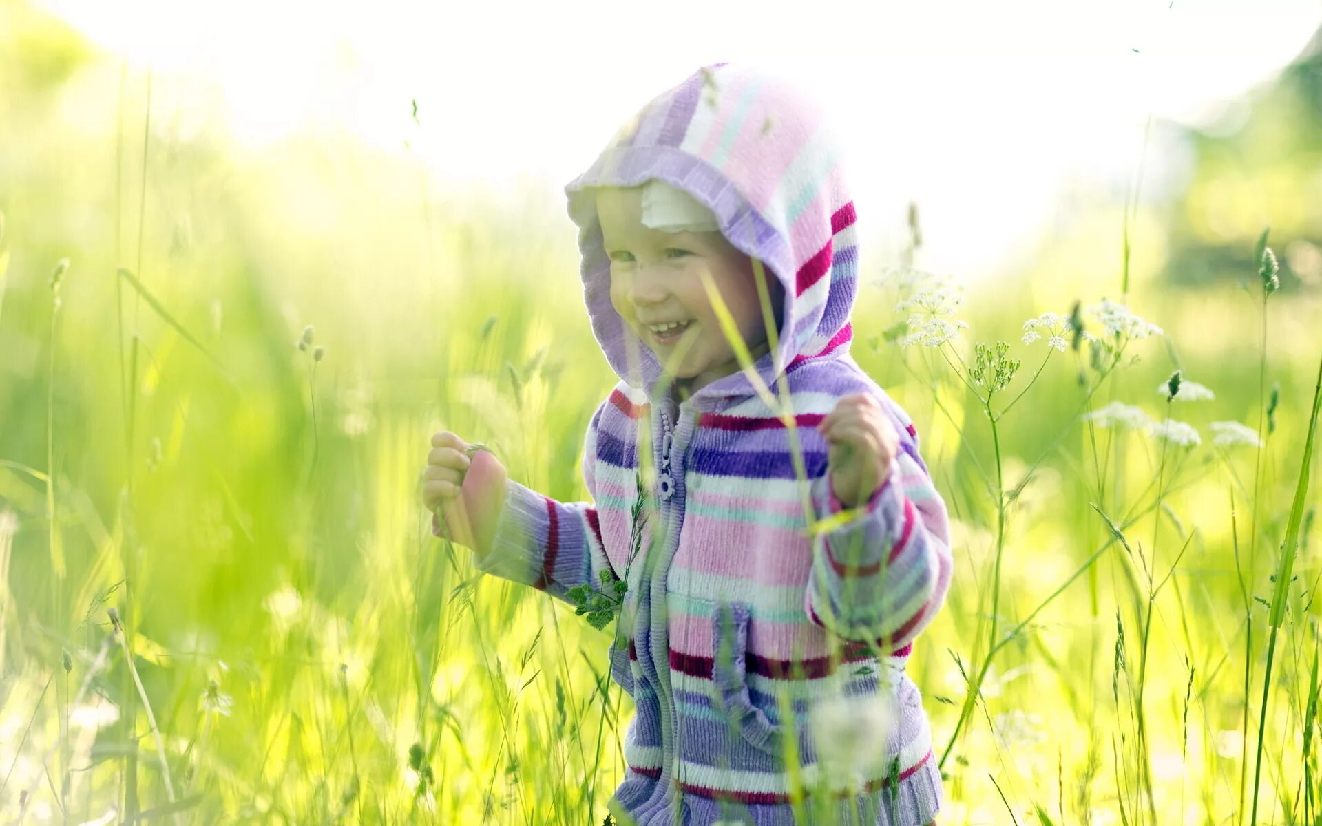 Field children. Счастливые дети на траве. Дети бегут по полю. Ребенок в поле улыбается. Дети на лугу.