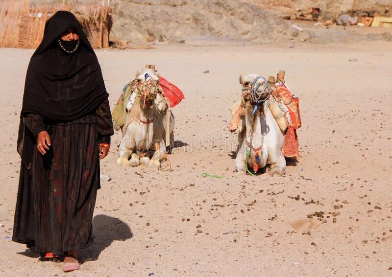 Верхняя одежда бедуинов 6 букв. Одежда бедуинов в пустыне. Бедуины одежда женская. Бедуины женщины. Одежда бедуинов женщин.