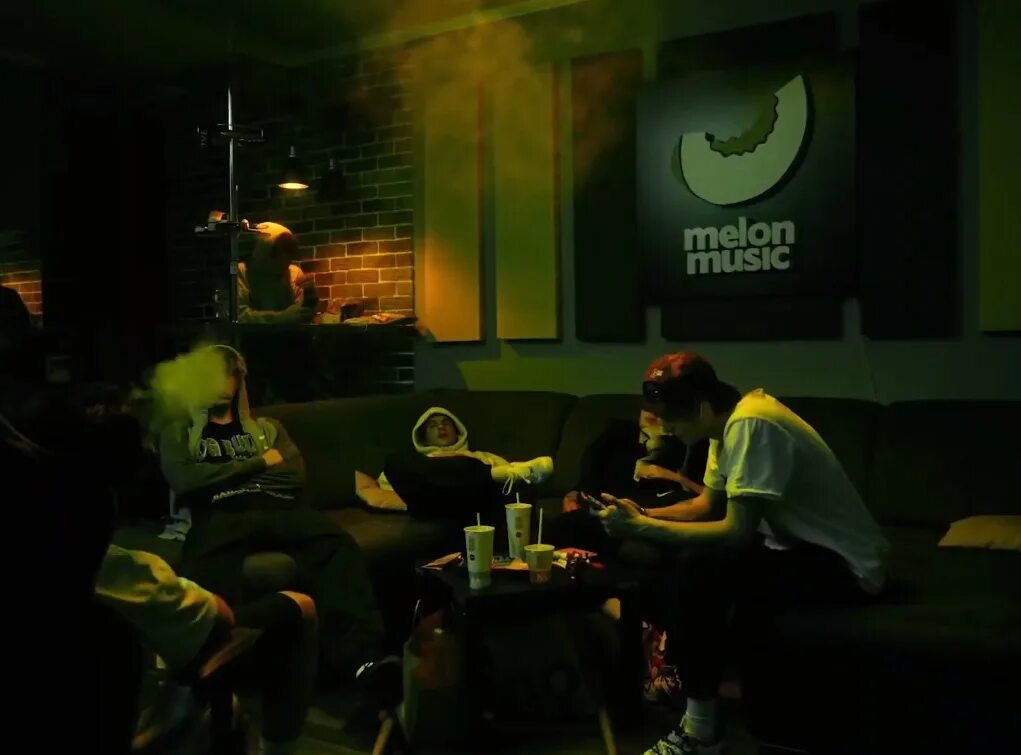 Мелон мьюзик студия звукозаписи в москве. Melon music. Мелон мьюзик студия. Melon music records студия. Melon music студия.