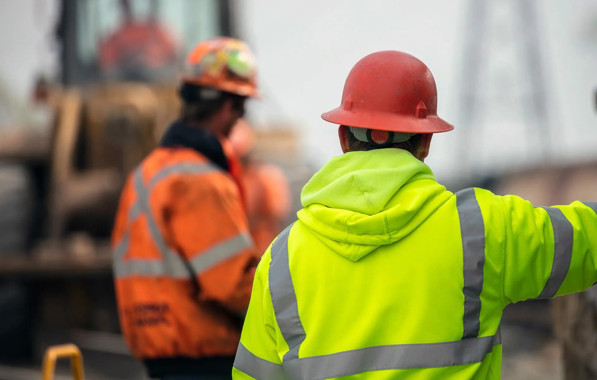 Человек в каске. Elevated work platforms. Человек с техническим устройством картинка. Рабочий в каске. Охрана труда.