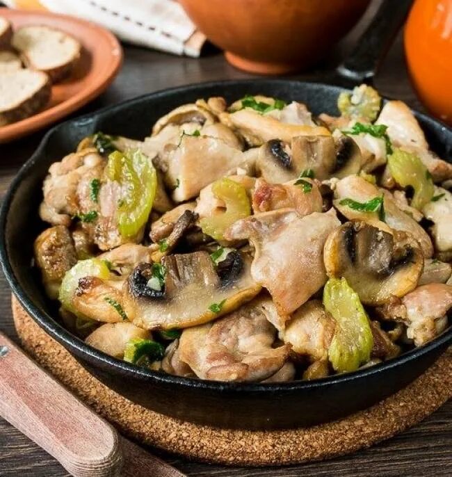 Рецепт приготовления курицы с грибами. Соте блюдо. Курица с грибами. Куриное соте с грибами. Соте из курицы.