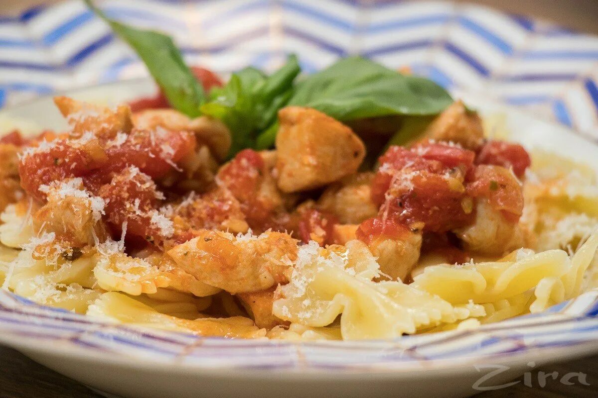 Макароны с куриным филе. Макароны с курицей в томатном соусе. спагетти с курицей в томатном соусе. курица в томатном соусе. спагетти с курицей и овощами в томатном соусе.