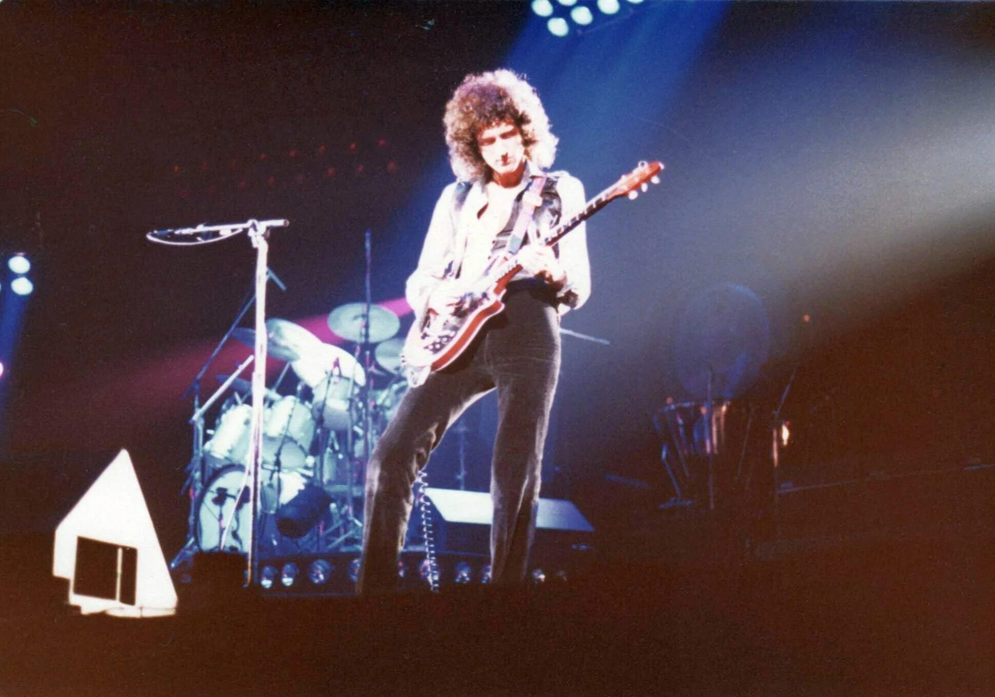 The queen lives in a big. Queen Live 1978. Queen Live in Milwaukee 1980. Queen Live in Argentina 1981. Queen - Bohemian Rhapsody (Live at Rock Montreal, 1981).