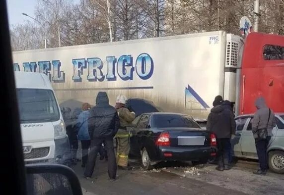 Дтп на московском ульяновск. Волга перевернулся с пешеходами. Дтп на московском ульяновск. Новости ульяновска происшествия. Ульяновск аварии с такси.