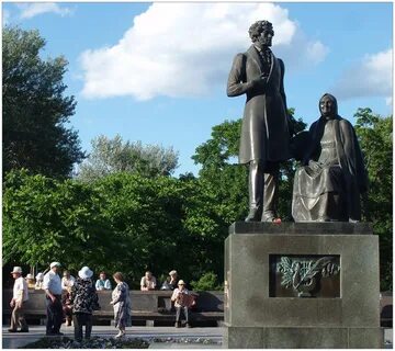 Памятник к нему не зарастет народная тропа