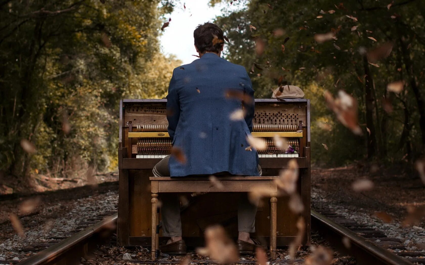 Песня человек сломался. Пианист в лесу. Человек за пианино. Пианино и человек. Фортепиано на природе.