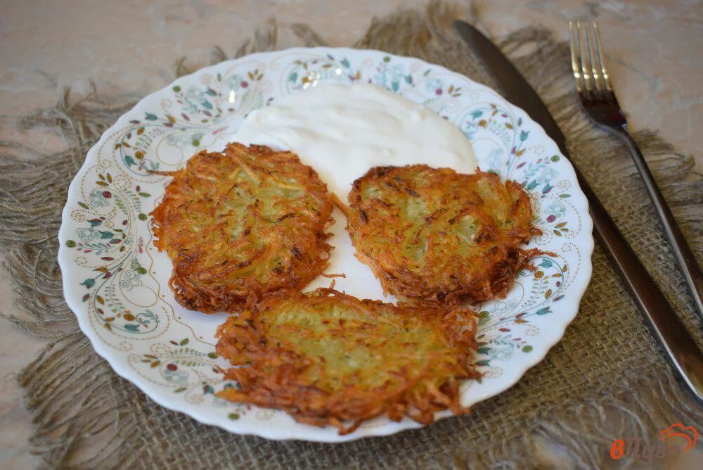 Рецепт вкусных и простых драников из картошки. Драники. драники картофельные без яиц. драники без картошки. драники из картошки без яиц.