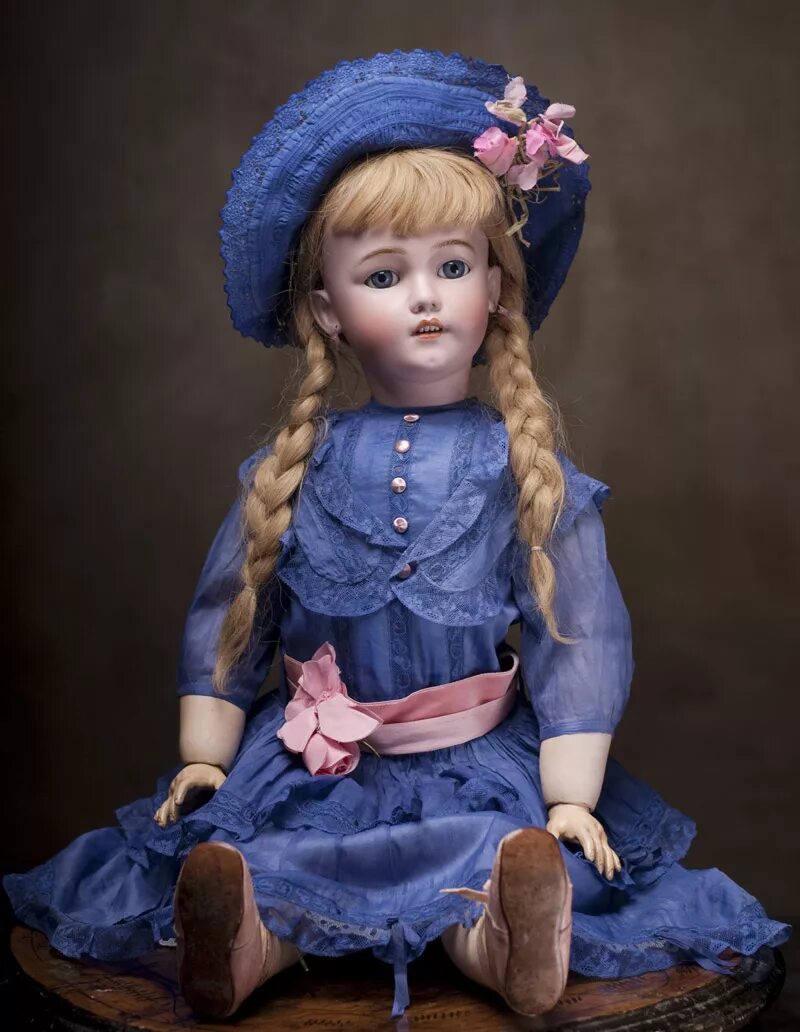 Старая куколка. Большая кукла. Антикварные куклы. Старые куклы. Куклы старинные и Антикварные.