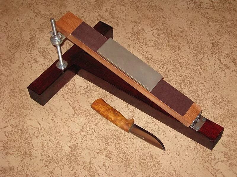 Приспособление для ножей. Костыль скомороха точилка для ножей. заточка для штихелей deluxe 36.880. точилка крыша дмитрича. приблуда для заточки ножей.