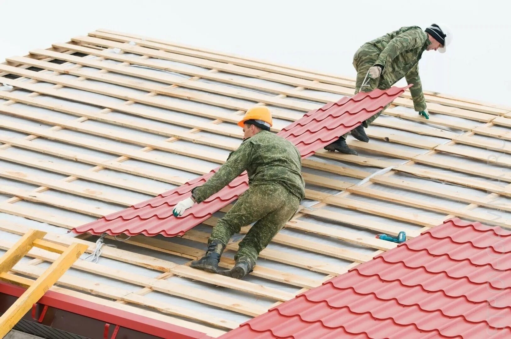 Перекрыть крышу дома металлочерепицей
