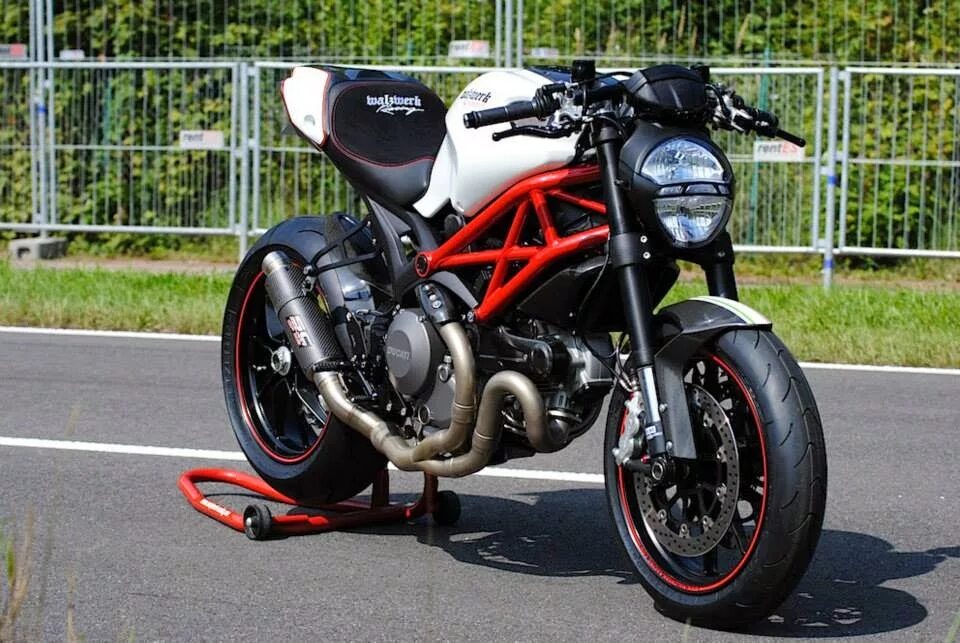 Ducati monster evo. Ducati monster 1100 evo. ducati monster 1100 evo tuning. ducati monster 1100 exhaust. дукати монстр 1100.
