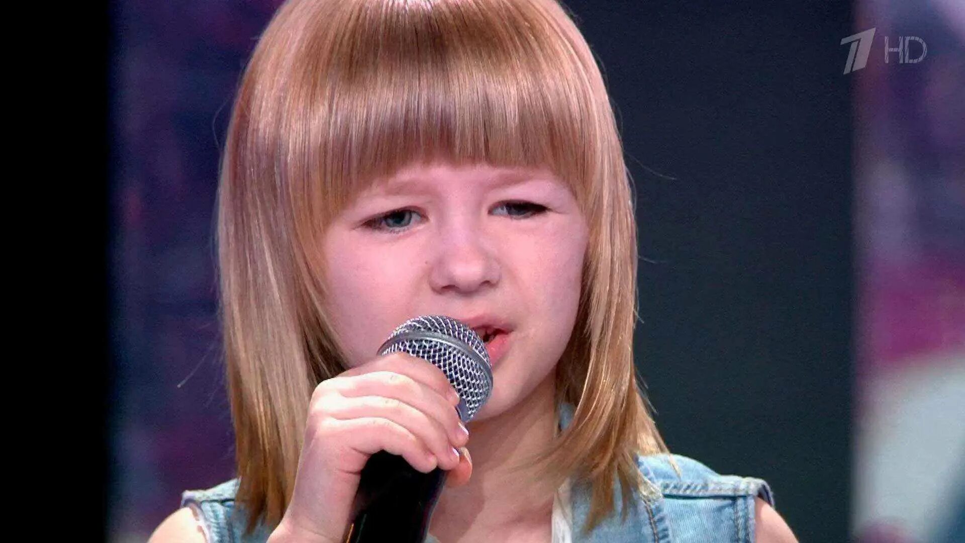 Вокал дети. Девочка с микрофоном. Ярослава дегтярева - кукушк. Девочка поет берега. Дети выступают.